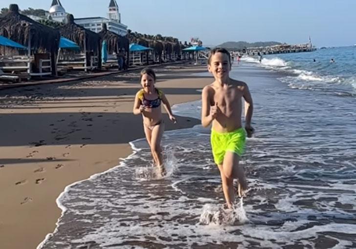 Лазарев показал своих бегущих по пляжу детей под звуки песни, посвящённой сыну