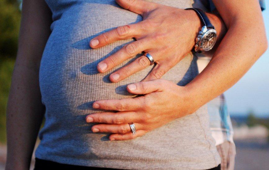 Иерей Бурдуков рассказал о негативном отношении церкви к процедуре ЭКО