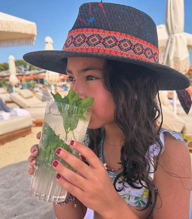 Лютаева показала пляжные снимки «тайной» дочери Дитковските Лютаева показала пляжные снимки «тайной» дочери Дитковските