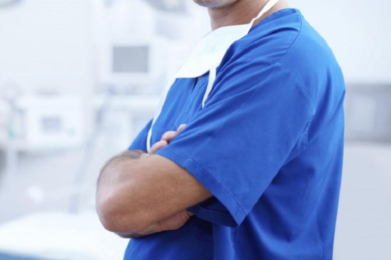 Воронежский хирург Хатипов извлёк из жёлчного пузыря пациентки горсть камней