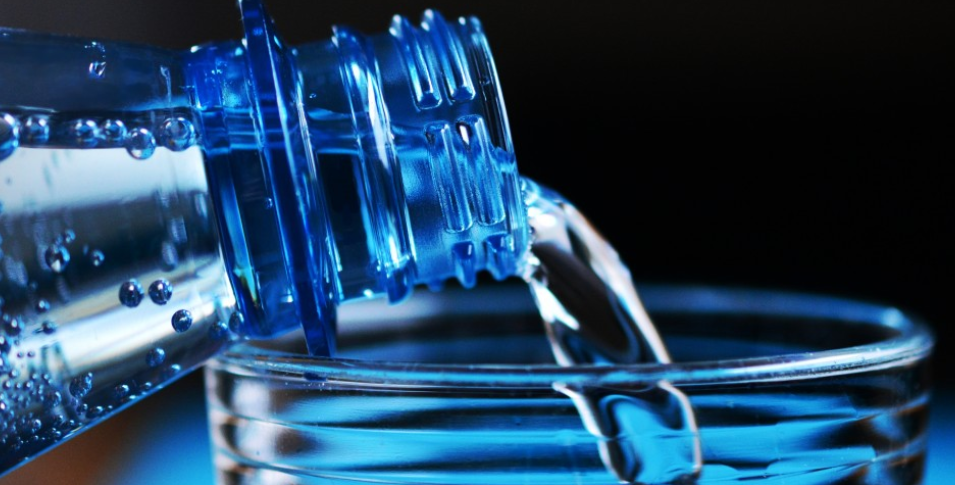 Кардиолог Загидуллин рассказал, следует ли солить питьевую воду летом