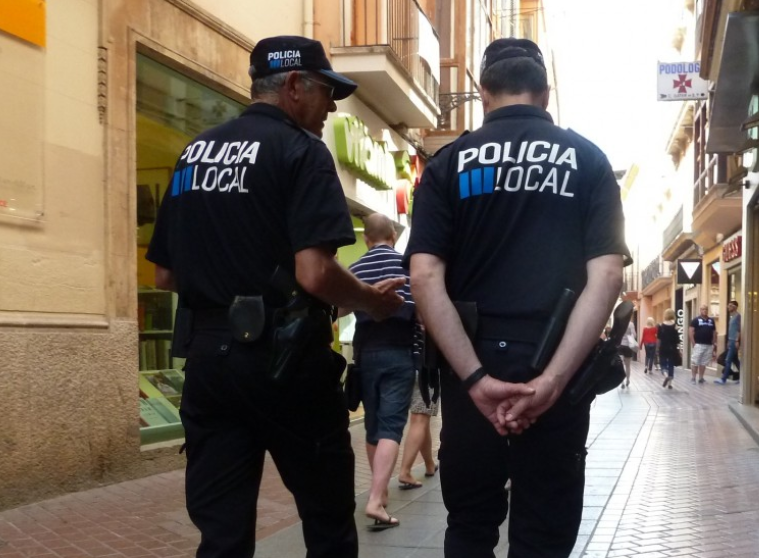 В Сингапуре мужчина плеснул в женщину мочой ради знакомства с ней В Сингапуре мужчина плеснул в женщину мочой ради знакомства с ней