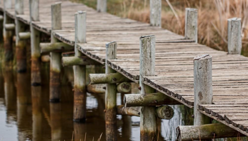 Жители курганской деревни вынуждены ползком добираться на почту и за продуктами