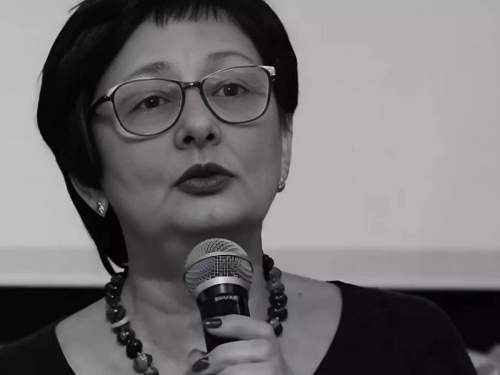 В Волгограде на выпускном в лицее учитель рухнула замертво прямо на сцене