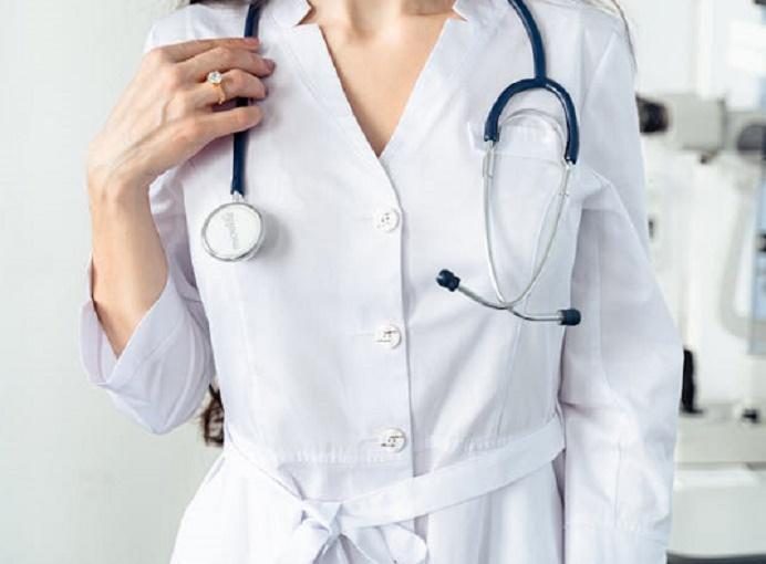 Врач Кутина посоветовала не бороться с пигментацией кожи летом