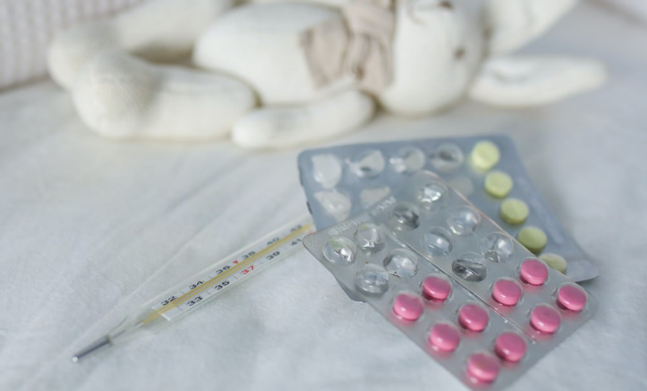 Эндокринолог Лебедева рассказала, что положить в аптечку для отпуска