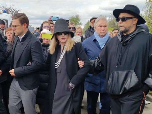 Алла Пугачева срочно уезжает с Кипра под защиту охраны Алла Пугачева срочно уезжает с Кипра под защиту охраны