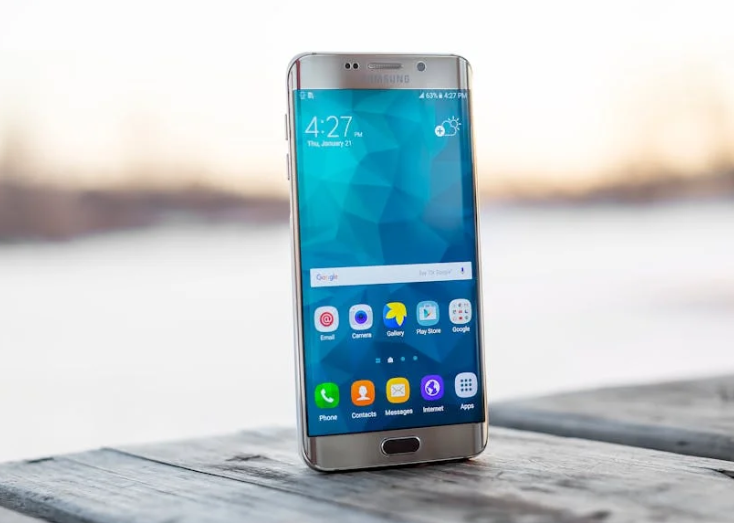 Эксперт Пермяков: зарядка смартфона под солнцем может вздуть аккумулятор