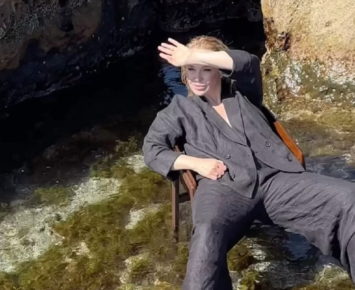 Джанабаева спровоцировала слухи о разладе в семье фотографией топлес