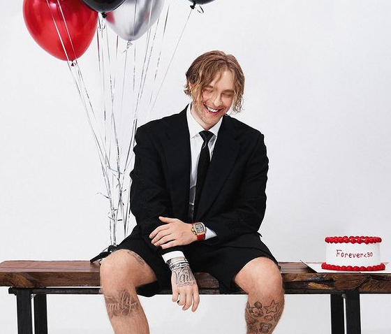 Егор Крид от души порезвился с роботом-собакой на концерте