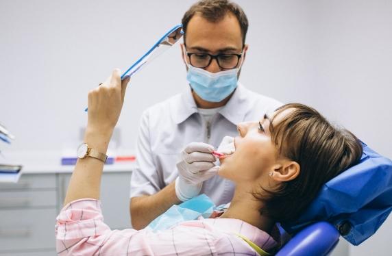 Стоматолог Михалев раскрыл, сколько прослужат виниры и люминиры