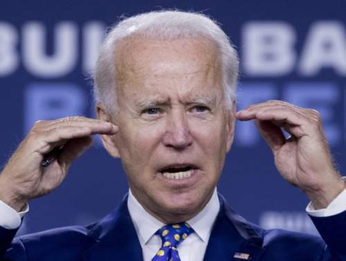 ИноСМИ опубликовали «фотошпаргалки» для Байдена с подсказками, как дойти до трибуны (ФОТО)