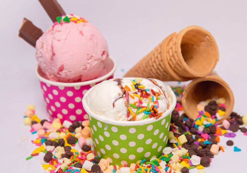 Роспотребнадзор перечислил категории людей, которые должны ограничить мороженое