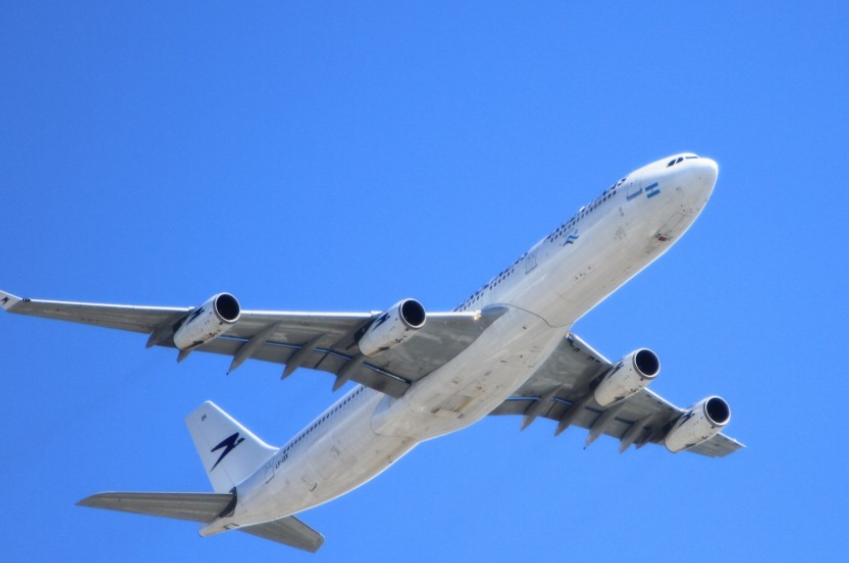 Самолет Boeing 757 в США с двумя сотнями пассажиров потерял колесо на взлете Самолет Boeing 757 в США с двумя сотнями пассажиров потерял колесо на взлете