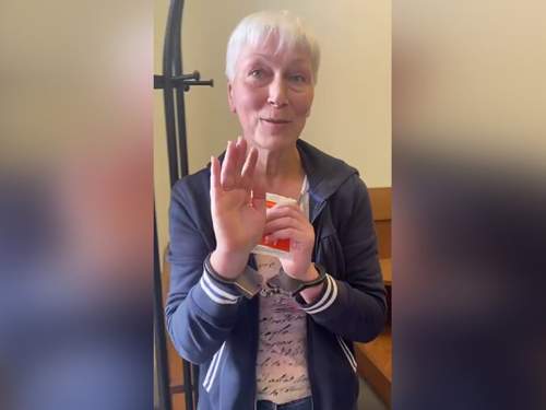 В Латвии женщину посадили в тюрьму на три года за флаг с надписью «Путин мой друг» (ВИДЕО) В Латвии женщину посадили в тюрьму на три года за флаг с надписью «Путин мой друг» (ВИДЕО)