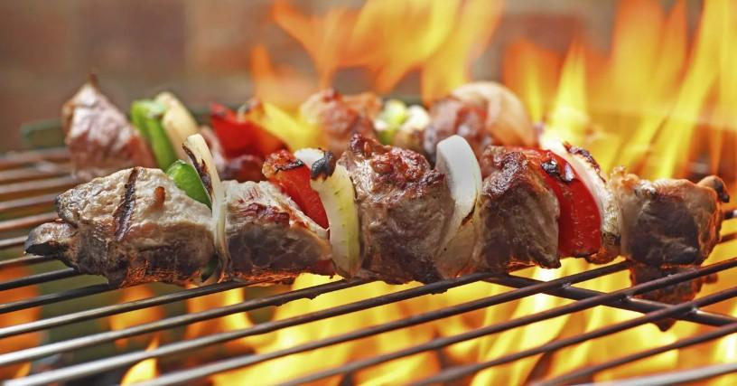 Бренд-шеф Гладских объяснил, зачем обсушивать мясо перед приготовлением шашлыка