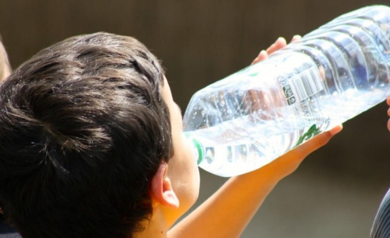 Врач Черанева опровергла миф о том, что нужно пить 2 литра воды в день