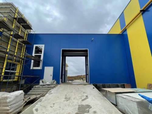 Пробитую БПЛА ВСУ дыру в стене российского завода сняли на видео (ВИДЕО)