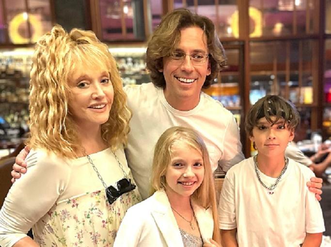 Жители деревни Грязь рассказали, что происходит в замке Галкина и Пугачёвой