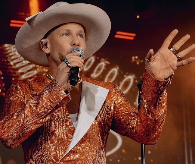 Митя Фомин вышел на публику с таинственной незнакомкой Митя Фомин вышел на публику с таинственной незнакомкой