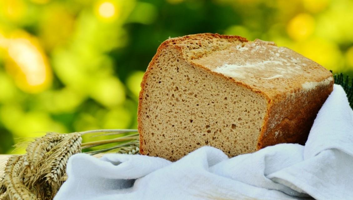 Медики заявили, что горячий хлеб опасен для желудка