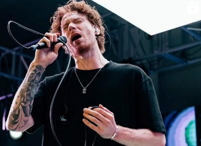 Никита Пресняков от скуки по РФ начал петь хиты «Самоцветов» в США