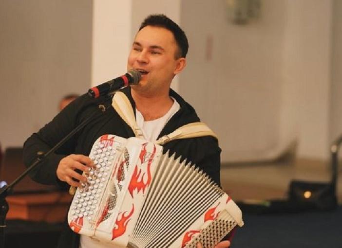 Участник группы «Баян Микс» Сергей Котков умер в 39 лет от пневмонии