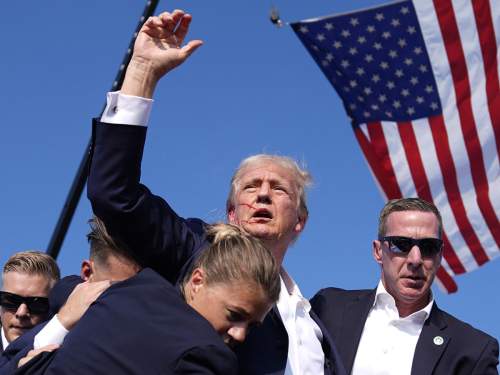 CNN: в Трампа стреляли из трех видов оружия, его ранила не пуля (ФОТО, ВИДЕО)