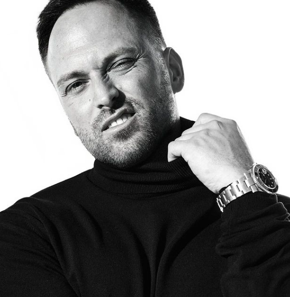 Бывший муж Ксении Шойгу Алексей Столяров впервые вышел в свет с новой девушкой