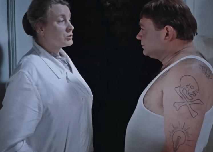 В «Джентльменах удачи» нашли киноляп с татуировками Доцента