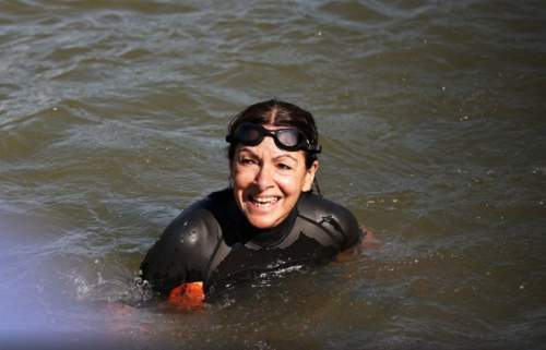 В Сети французы сравнили искупавшуюся в Сене мэра Парижа Идальго со Шреком (ФОТО, ВИДЕО) В Сети французы сравнили искупавшуюся в Сене мэра Парижа Идальго со Шреком (ФОТО, ВИДЕО)