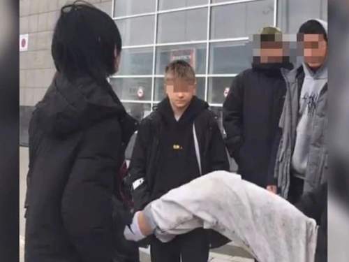 СМИ: семью подростка-мигранта, плюнувшего русскому сверстнику в лицо, депортировали из РФ (ВИДЕО) СМИ: семью подростка-мигранта, плюнувшего русскому сверстнику в лицо, депортировали из РФ (ВИДЕО)