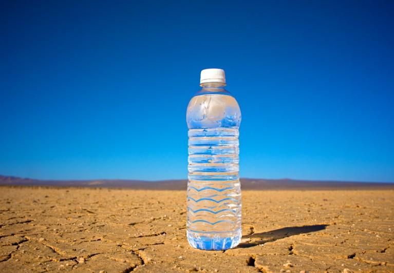 Врач Агапов предупредил, что избежать инсульта в жару можно, если пить воду