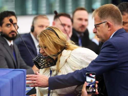 Депутата от Румынии вывели с заседания Европарламента в наморднике (ВИДЕО) Депутата от Румынии вывели с заседания Европарламента в наморднике (ВИДЕО)