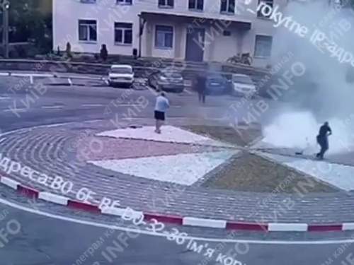 На Украине женщина подожгла себя из-за отказа в отсрочке от мобилизации ее мужа (ВИДЕО) На Украине женщина подожгла себя из-за отказа в отсрочке от мобилизации ее мужа (ВИДЕО)