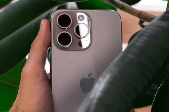 В России рекордно упали цены на флагманский iPhone 15 Pro