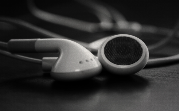 Эксперт Муртазин предупредил об опасных последствиях ношения наушников