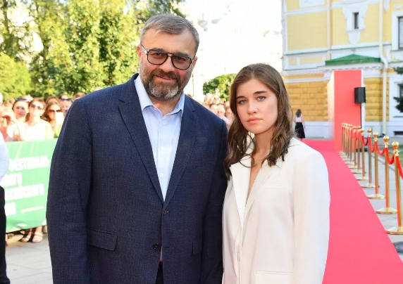 Мария Пореченкова вышла с отцом на красную дорожку Мария Пореченкова вышла с отцом на красную дорожку