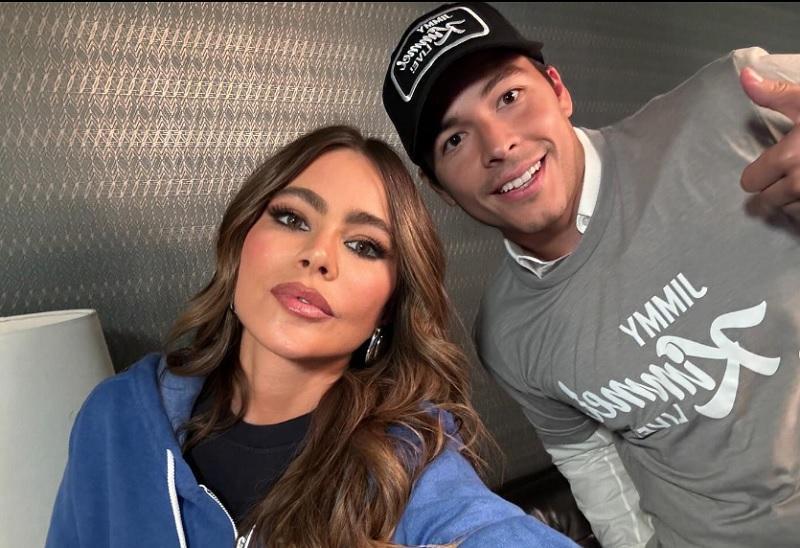 Актриса София Вергара опубликовала фото в платье с глубоким декольте