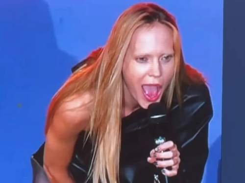 Неадекватное поведение Глюкозы на концерте в Красноярске вызвало скандал (ВИДЕО)