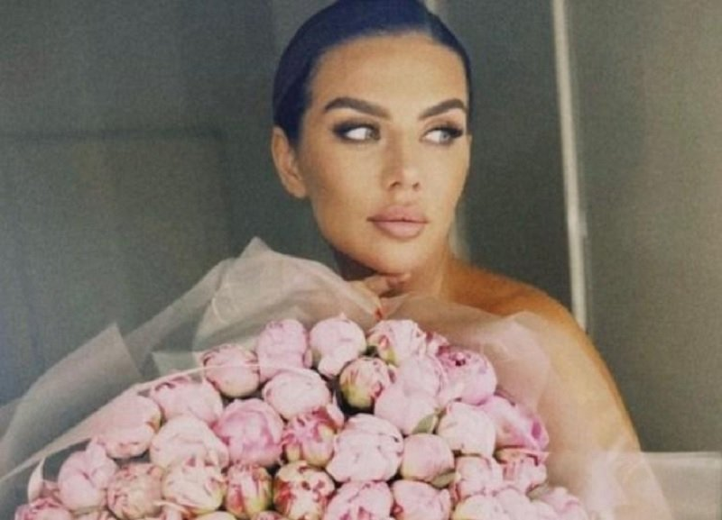 Анну Седокову заметили в компании двух мужчин в московском клубе