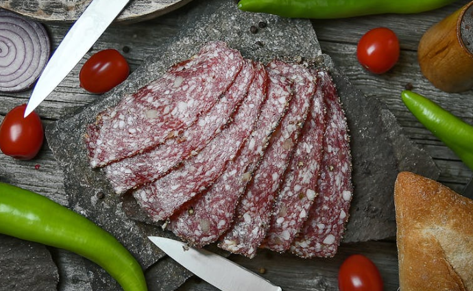 Диетолог Манакер объяснила, полезно ли для здоровья вяленое мясо