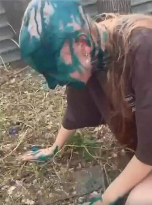 Самосуд в Благовещенске: девушку обрили наголо и заставили обмазаться зеленкой перед камерой (ФОТО) Самосуд в Благовещенске: девушку обрили наголо и заставили обмазаться зеленкой перед камерой (ФОТО)