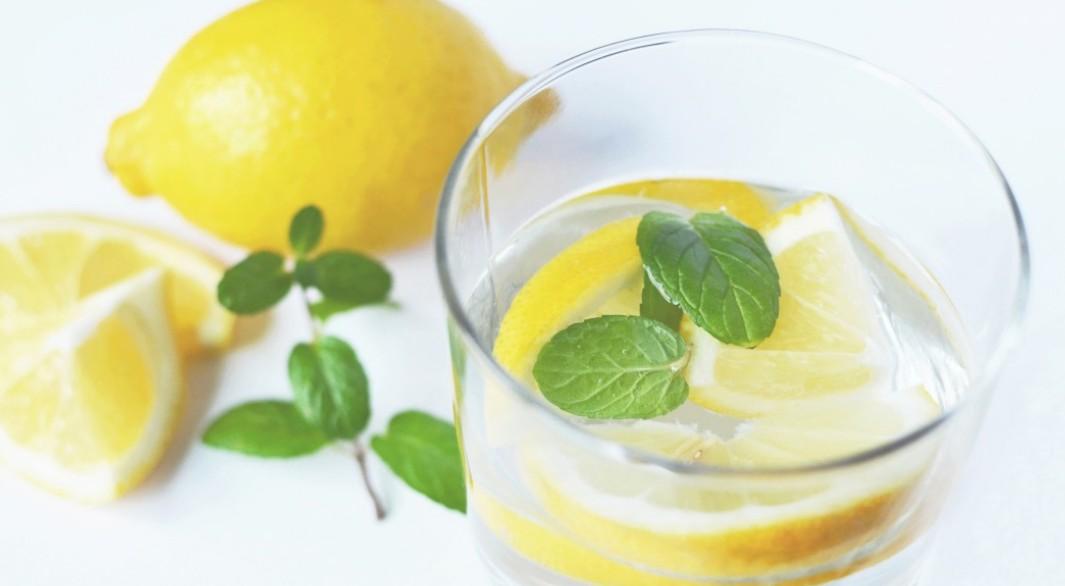 Диетолог Алпхан: вода с лимоном не способствует похудению