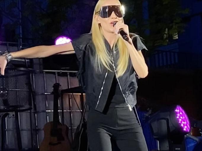 Глюкоза после срыва вышла на публику «без бровей» и спела под фонограмму