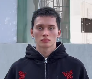 Даня Милохин покрасил волосы в черный цвет Даня Милохин покрасил волосы в черный цвет