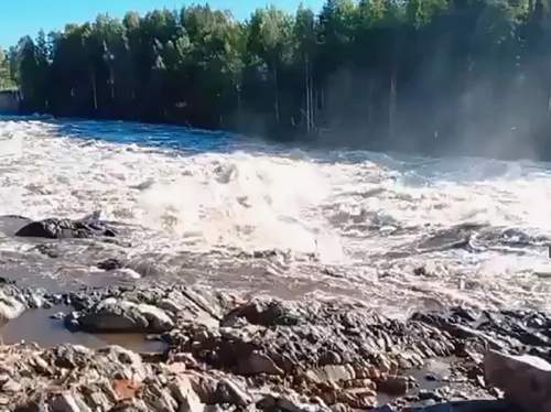 В Карелии семь человек пропали без вести после размыва перемычки на ББК (ВИДЕО) В Карелии семь человек пропали без вести после размыва перемычки на ББК (ВИДЕО)