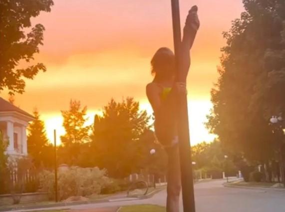 Анастасия Волочкова показал вертикальный шпагат на закате