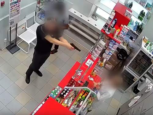 &laquo;Диалог а-ля Тарантино&raquo;: видео ограбления аптеки в Благовещенске стало вирусным (ВИДЕО)