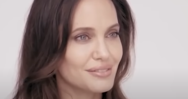 Дочь Джоли и Питта не смогла отказаться от фамилии отца